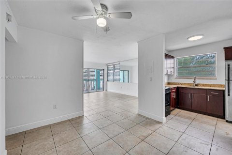 Condo in Miami Beach, Florida, 2 bedrooms № 1966687 - photo 7