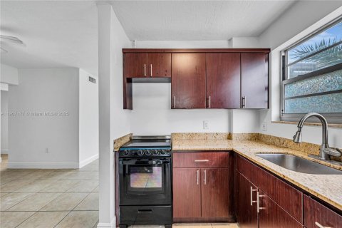 Condo in Miami Beach, Florida, 2 bedrooms № 1966687 - photo 10