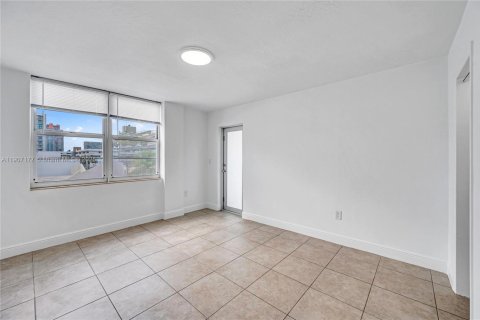 Condo in Miami Beach, Florida, 2 bedrooms № 1966687 - photo 12