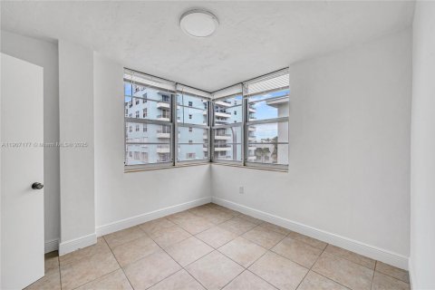 Condo in Miami Beach, Florida, 2 bedrooms № 1966687 - photo 19