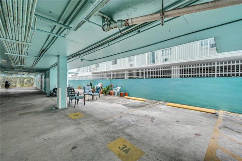 Condo in Miami Beach, Florida, 2 bedrooms № 1966687 - photo 29