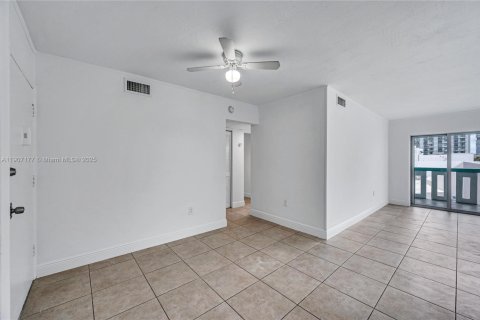 Condo in Miami Beach, Florida, 2 bedrooms № 1966687 - photo 9