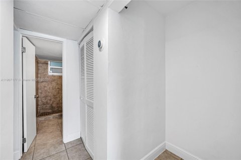 Condo in Miami Beach, Florida, 2 bedrooms № 1966687 - photo 16