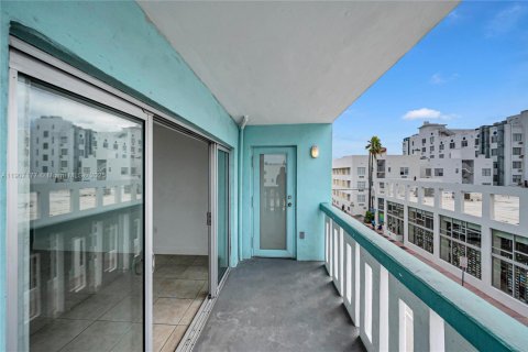 Condo in Miami Beach, Florida, 2 bedrooms № 1966687 - photo 23