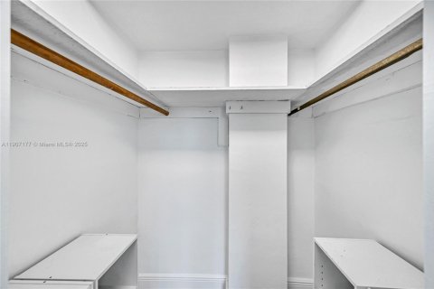 Condo in Miami Beach, Florida, 2 bedrooms № 1966687 - photo 15