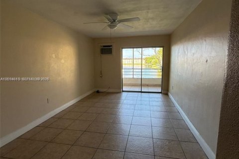 Condominio en alquiler en Miami, Florida, 37.81 m2 № 2076528 - foto 5