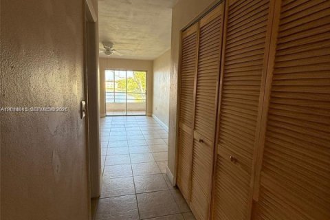 Condominio en alquiler en Miami, Florida, 37.81 m2 № 2076528 - foto 3