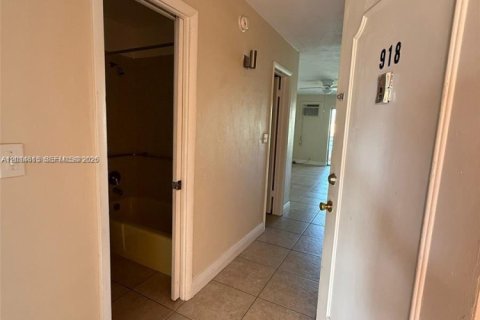 Condominio en alquiler en Miami, Florida, 37.81 m2 № 2076528 - foto 4