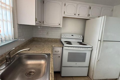 Condominio en alquiler en Miami, Florida, 37.81 m2 № 2076528 - foto 2