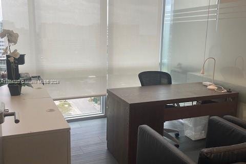 Propiedad comercial en alquiler en Hallandale Beach, Florida № 1074585 - foto 1