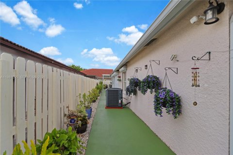 Villa ou maison à vendre à Miami, Floride: 4 chambres, 176.89 m2 № 2043144 - photo 24