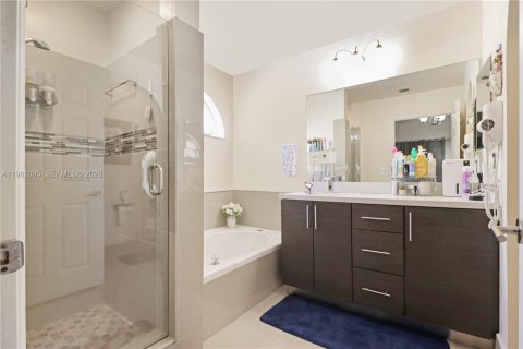 Villa ou maison à vendre à Miami, Floride: 4 chambres, 176.89 m2 № 2043144 - photo 15