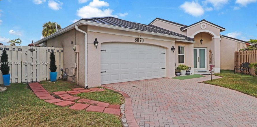 Villa ou maison à Miami, Floride 4 chambres, 176.89 m2 № 2043144