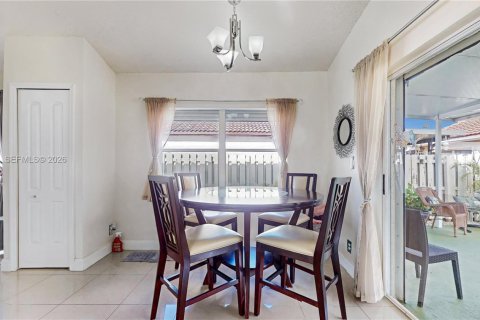 Villa ou maison à vendre à Miami, Floride: 4 chambres, 176.89 m2 № 2043144 - photo 9