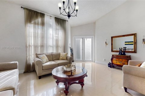 Villa ou maison à vendre à Miami, Floride: 4 chambres, 176.89 m2 № 2043144 - photo 5