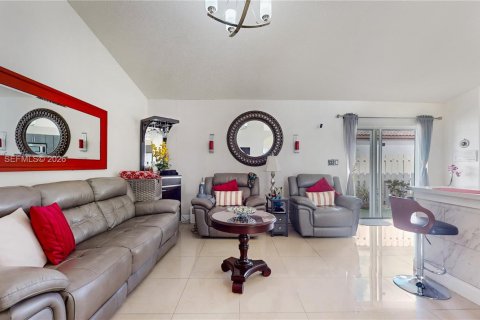 Villa ou maison à vendre à Miami, Floride: 4 chambres, 176.89 m2 № 2043144 - photo 11
