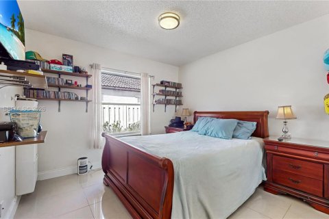 Villa ou maison à vendre à Miami, Floride: 4 chambres, 176.89 m2 № 2043144 - photo 18