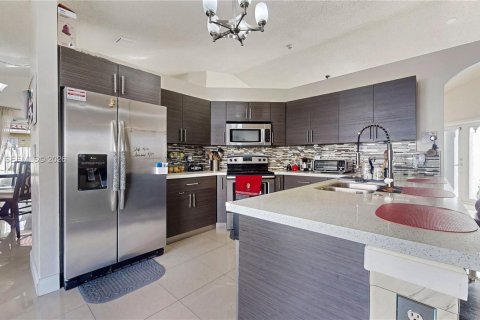Villa ou maison à vendre à Miami, Floride: 4 chambres, 176.89 m2 № 2043144 - photo 7