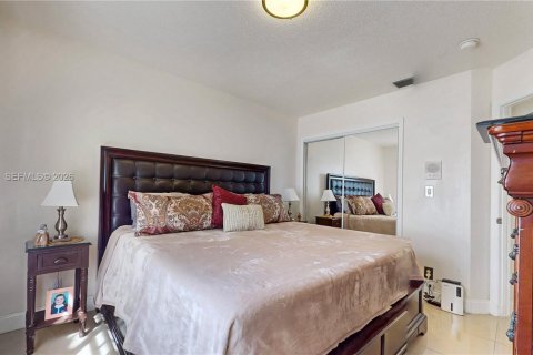 Villa ou maison à vendre à Miami, Floride: 4 chambres, 176.89 m2 № 2043144 - photo 17