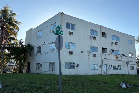 Propiedad comercial en venta en Miami, Florida № 1983477 - foto 2