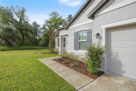 House in Weeki Wachee, Florida 4 bedrooms, 228.08 sq.m. № 2297248 - photo 2