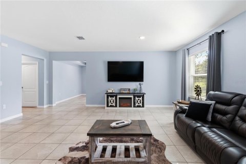 House in Weeki Wachee, Florida 4 bedrooms, 228.08 sq.m. № 2297248 - photo 12