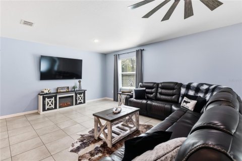 House in Weeki Wachee, Florida 4 bedrooms, 228.08 sq.m. № 2297248 - photo 11