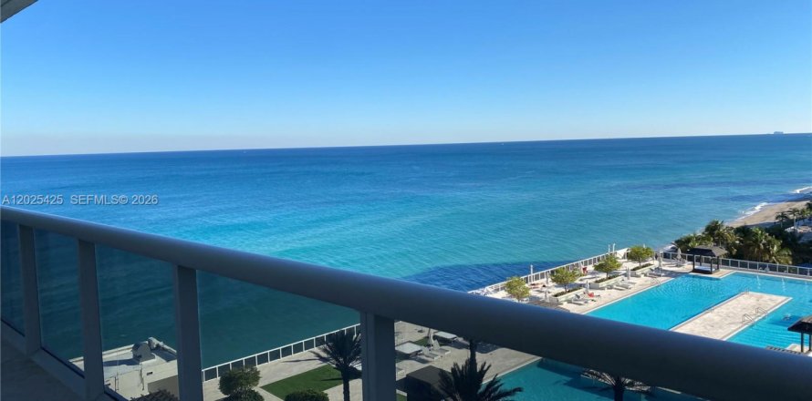 Condo à Hallandale Beach, Floride, 3 chambres № 2257437