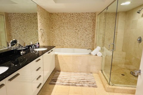 Copropriété à louer à Hallandale Beach, Floride: 3 chambres, 155.61 m2 № 2257437 - photo 12