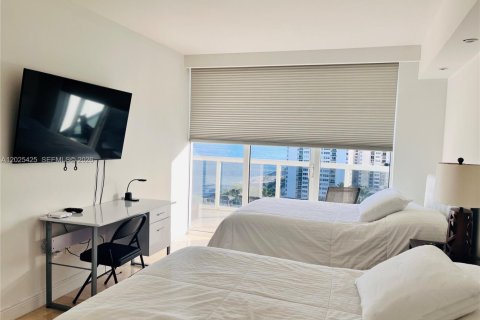 Copropriété à louer à Hallandale Beach, Floride: 3 chambres, 155.61 m2 № 2257437 - photo 16