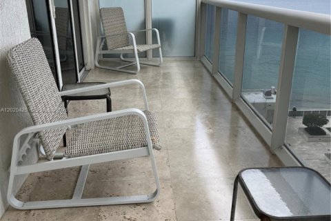 Copropriété à louer à Hallandale Beach, Floride: 3 chambres, 155.61 m2 № 2257437 - photo 2