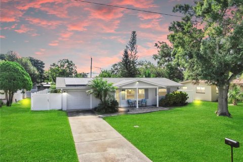 House in Clearwater, Florida 3 bedrooms, 118.17 sq.m. № 1854191 - photo 1