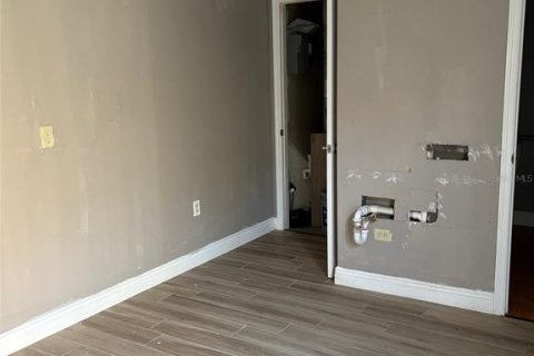 Immobilier commercial à louer à Land O' Lakes, Floride: 111.48 m2 № 2105131 - photo 6