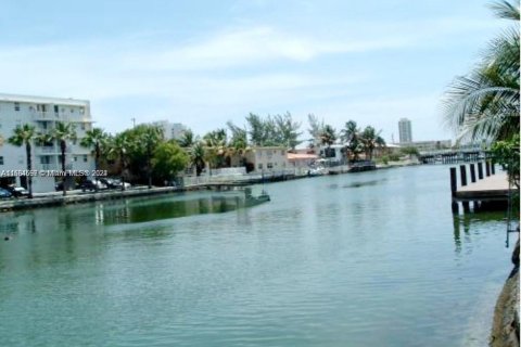 Condo in Miami Beach, Florida, 1 bedroom  № 1712862 - photo 23