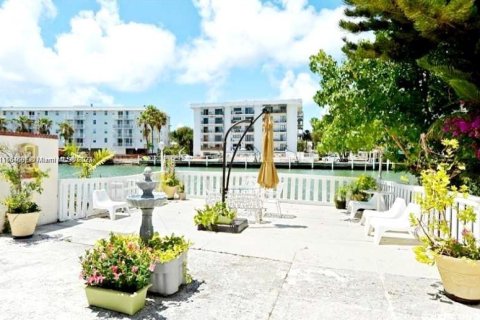 Condo in Miami Beach, Florida, 1 bedroom  № 1712862 - photo 21
