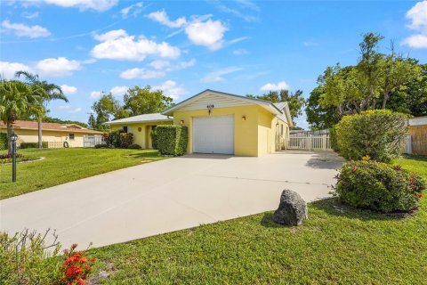House in Sarasota, Florida 2 bedrooms, 131.55 sq.m. № 1787922 - photo 8