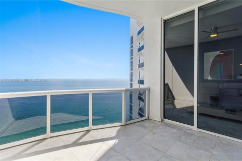 Condominio en venta en Sunny Isles Beach, Florida, 3 dormitorios, 237.64 m2 № 2255893 - foto 2