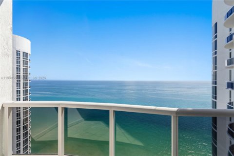 Condominio en venta en Sunny Isles Beach, Florida, 3 dormitorios, 237.64 m2 № 2255893 - foto 9