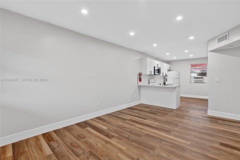 Снять в аренду квартиру в Майами, Флорида 2 спальни, 74.32м2, № 2005519 - фото 7