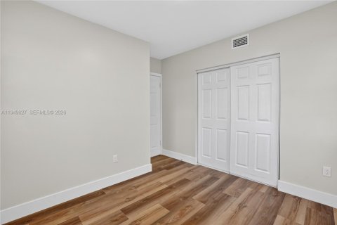 Снять в аренду квартиру в Майами, Флорида 2 спальни, 74.32м2, № 2005519 - фото 15