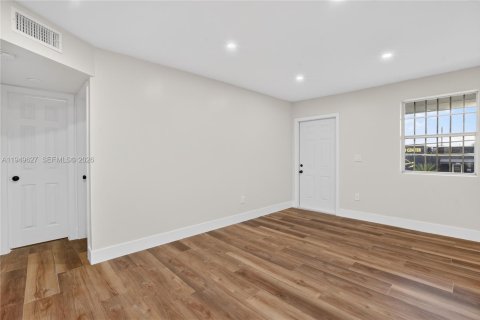 Снять в аренду квартиру в Майами, Флорида 2 спальни, 74.32м2, № 2005519 - фото 5