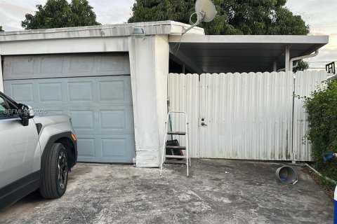 House in Miami Gardens, Florida 4 bedrooms, 143.26 sq.m. № 2007353 - photo 5