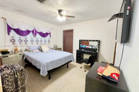 House in Miami Gardens, Florida 4 bedrooms, 143.26 sq.m. № 2007353 - photo 14