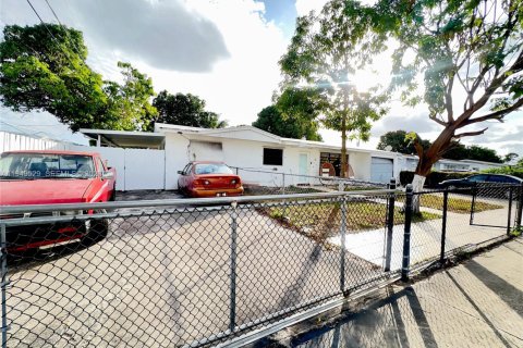 House in Miami Gardens, Florida 4 bedrooms, 143.26 sq.m. № 2007353 - photo 2