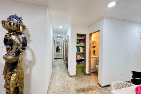 House in Miami Gardens, Florida 4 bedrooms, 143.26 sq.m. № 2007353 - photo 12