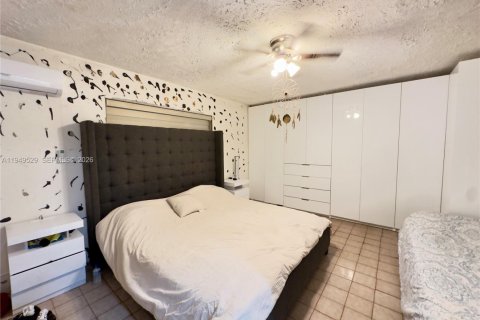 House in Miami Gardens, Florida 4 bedrooms, 143.26 sq.m. № 2007353 - photo 15