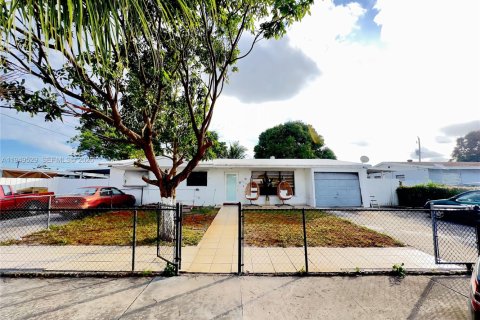House in Miami Gardens, Florida 4 bedrooms, 143.26 sq.m. № 2007353