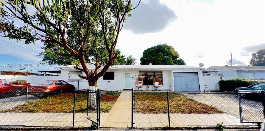 House in Miami Gardens, Florida 4 bedrooms, 143.26 sq.m. № 2007353