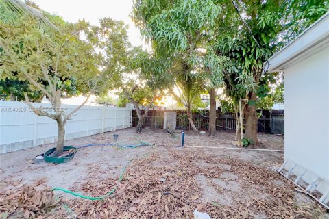 House in Miami Gardens, Florida 4 bedrooms, 143.26 sq.m. № 2007353 - photo 25