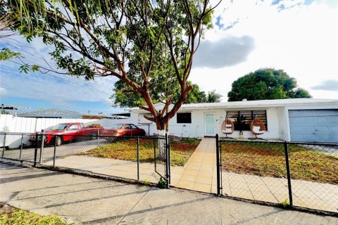 House in Miami Gardens, Florida 4 bedrooms, 143.26 sq.m. № 2007353 - photo 4